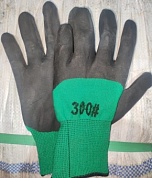 Купить оптом Перчатки нейлоновые 15 кл. зеленые с черным вспененным 3/4 латексным покрытием ЛЮКС 46-48 г. р.9-10 (упаковка 720 пар), от производителя, с доставкой